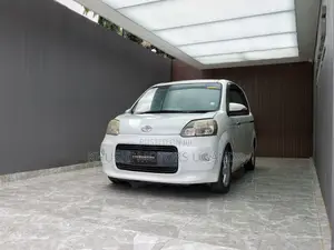 Toyota Porte 2012 Pearl