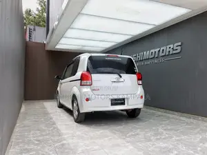 Toyota Porte 2012 Pearl