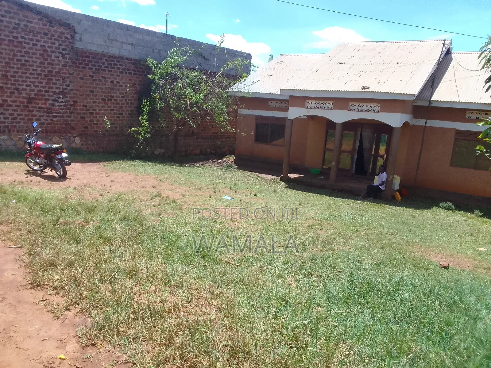 3bdrm House in Private, Division B for sale