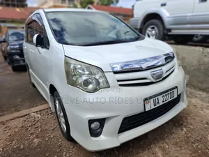Toyota Noah 2.0 143hp FWD (8 Seater) 2012 White