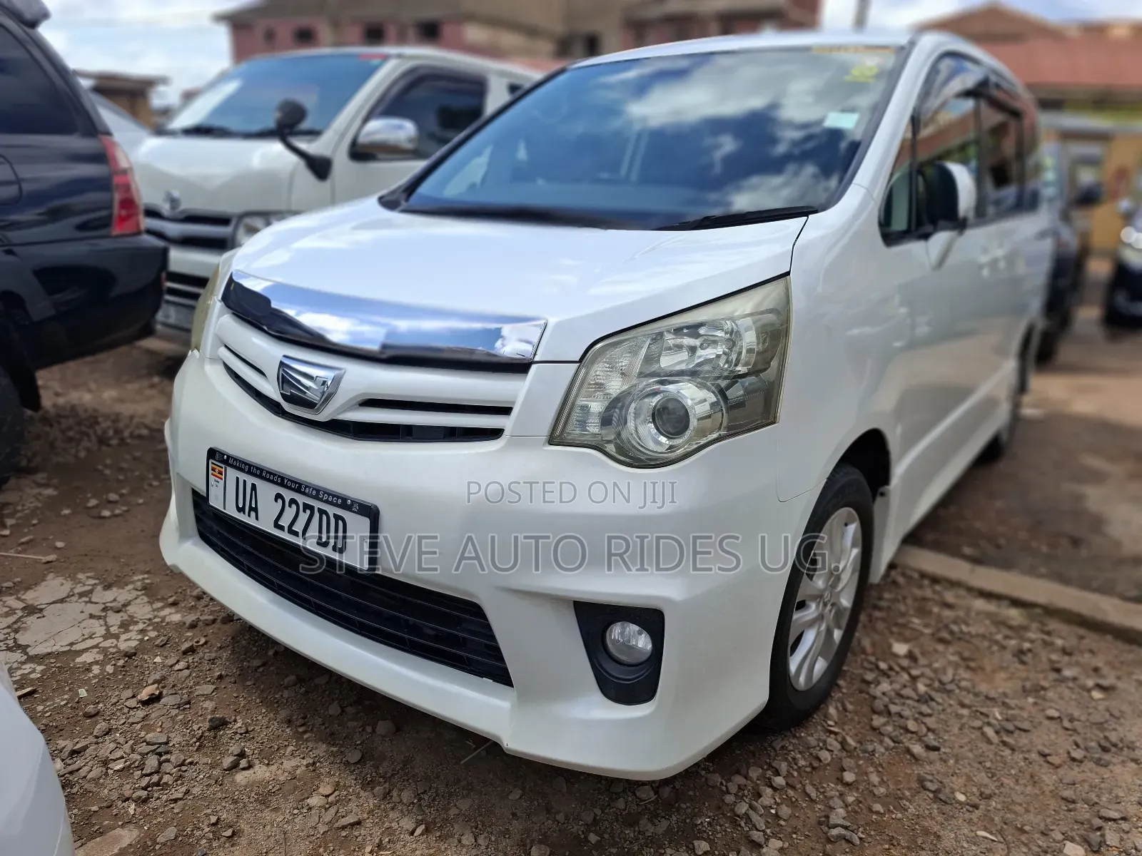 Toyota Noah 2.0 143hp FWD (8 Seater) 2012 White