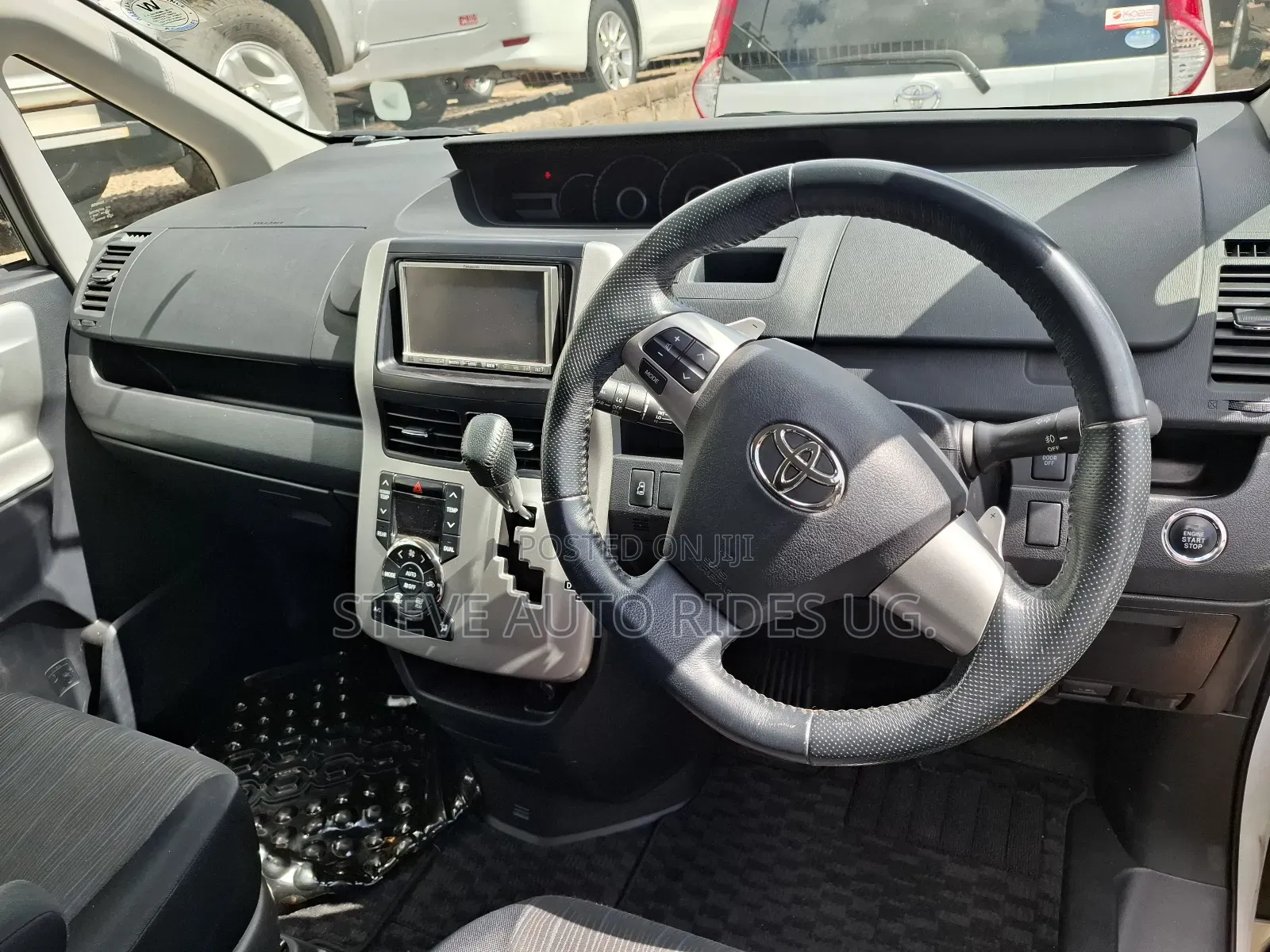 Toyota Noah 2.0 143hp FWD (8 Seater) 2012 White