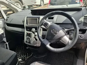 Toyota Noah 2.0 143hp FWD (8 Seater) 2012 White