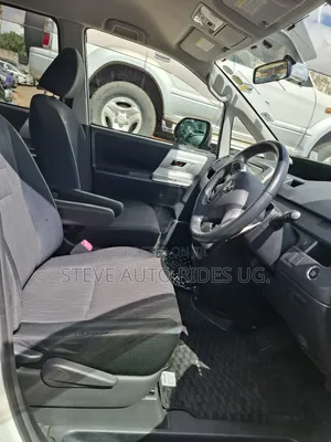 Toyota Noah 2.0 143hp FWD (8 Seater) 2012 White