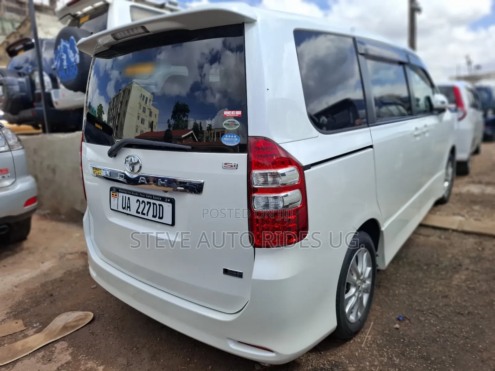 Toyota Noah 2.0 143hp FWD (8 Seater) 2012 White