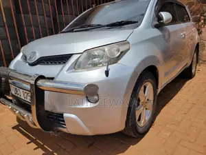Toyota IST 2010 Silver