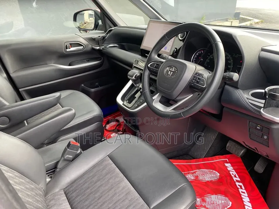 Toyota Noah 2022 Red