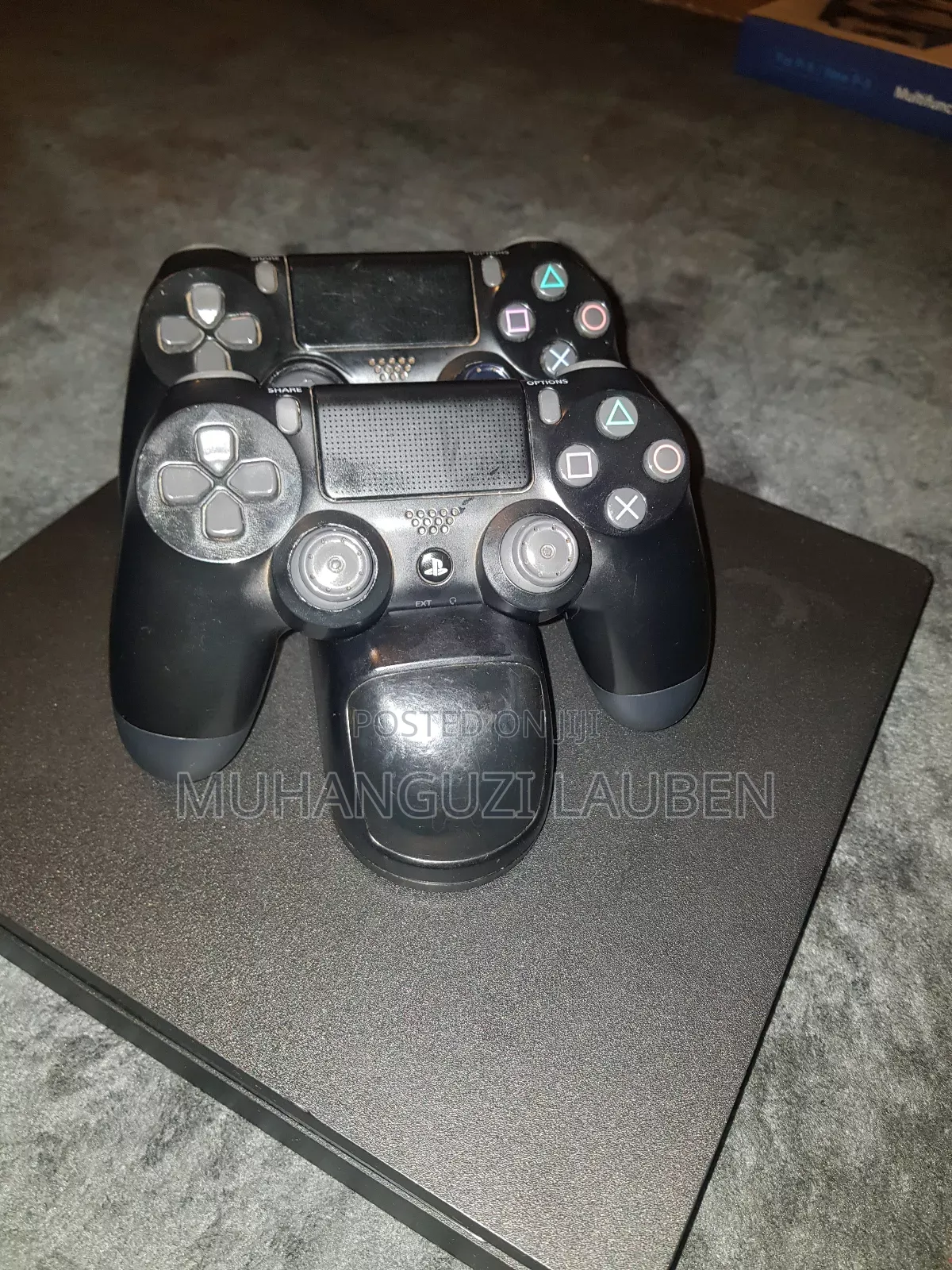 Ps4 Slim ,2 Orignal Pads and Wireless Charger