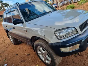 Toyota RAV4 Automatic 2000 White