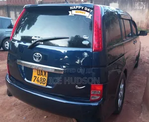 Toyota ISIS 2005 Blue