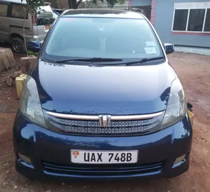 Toyota ISIS 2005 Blue