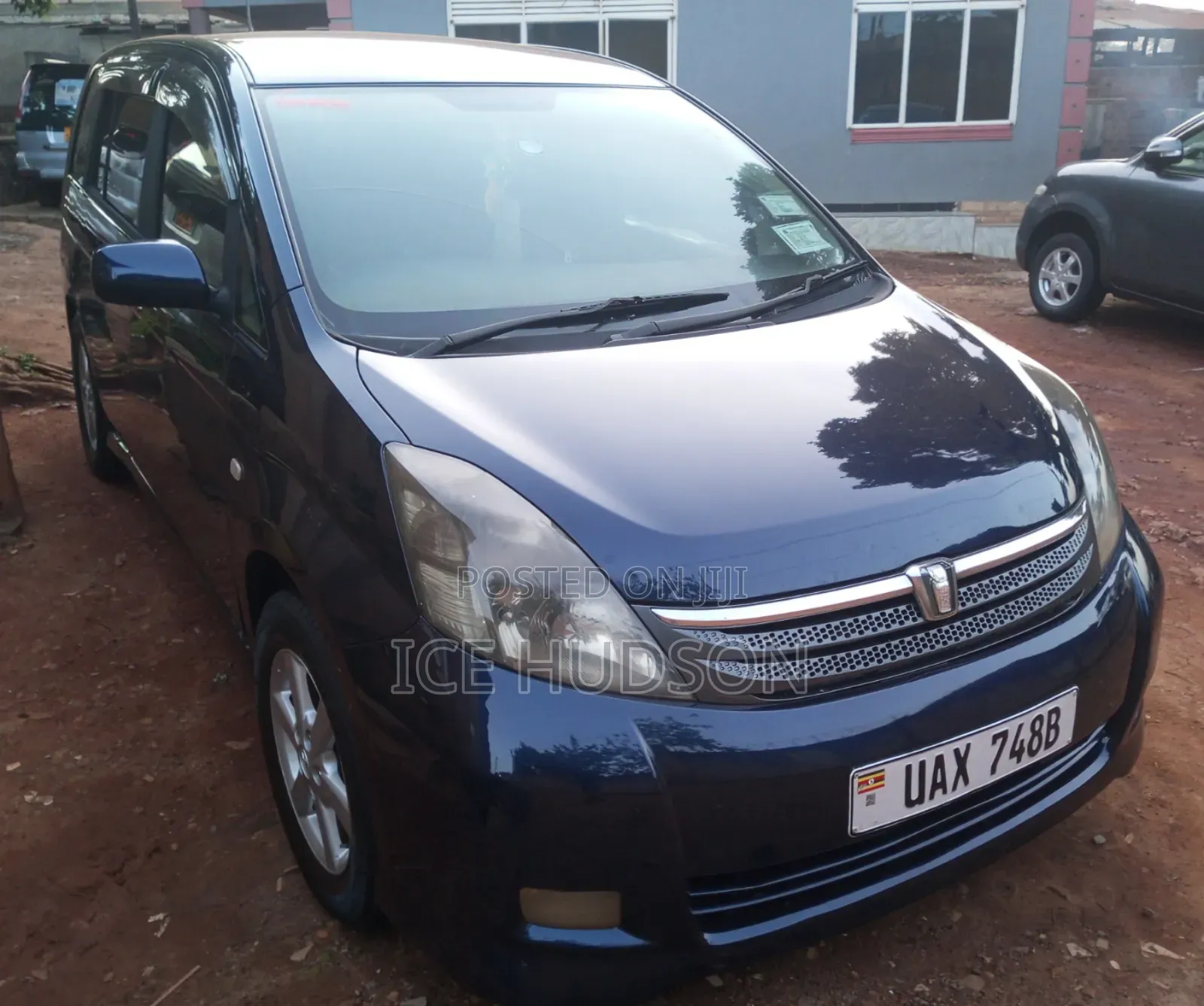 Toyota ISIS 2005 Blue