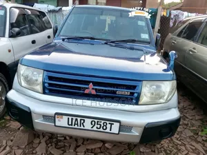Mitsubishi Pajero IO 2000 Blue