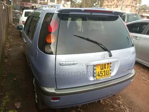 Toyota Raum 2002