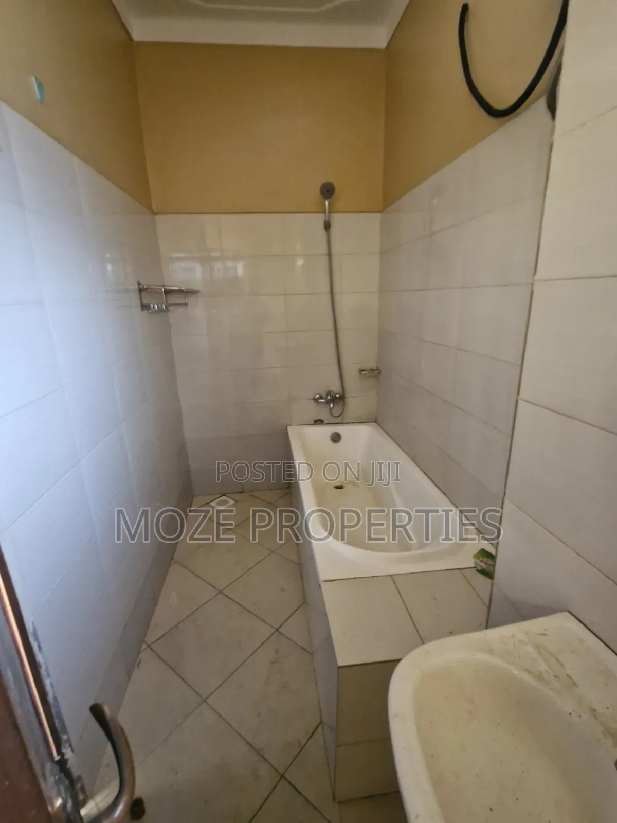 3bdrm Bungalow in Kyaliwajala Kira., Central Division for rent