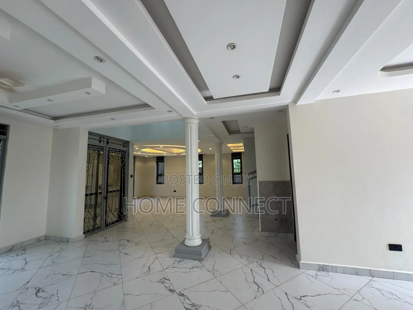 7bdrm Duplex in Lubowa Hill, Central Division for sale