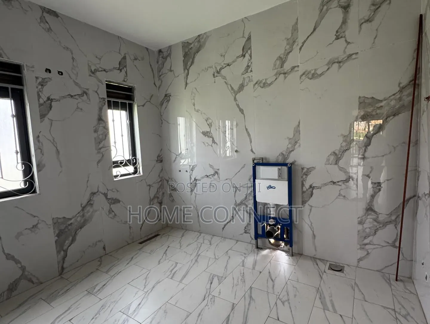 7bdrm Duplex in Lubowa Hill, Central Division for sale