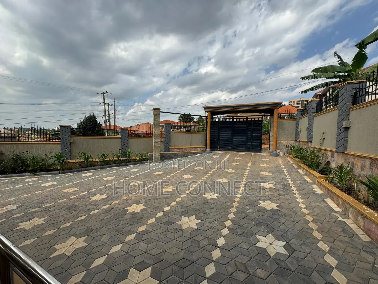 7bdrm Duplex in Lubowa Hill, Central Division for sale