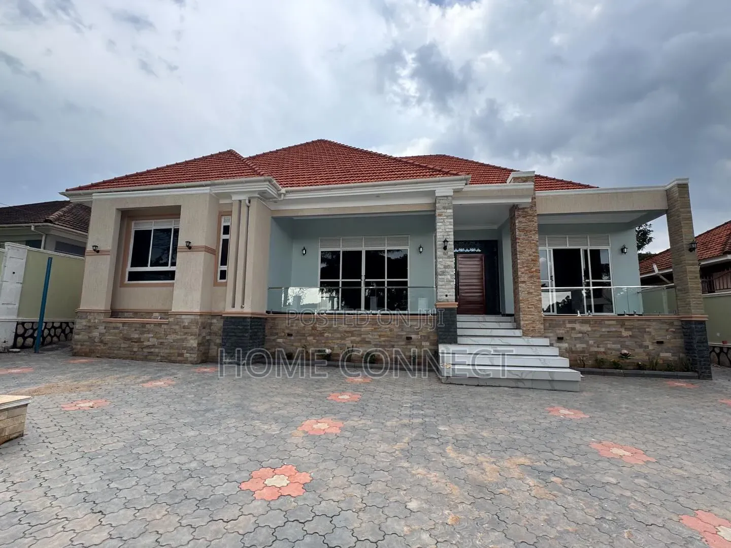 4bdrm Apartment in Kira Mamerito Rd, Central Division for sale