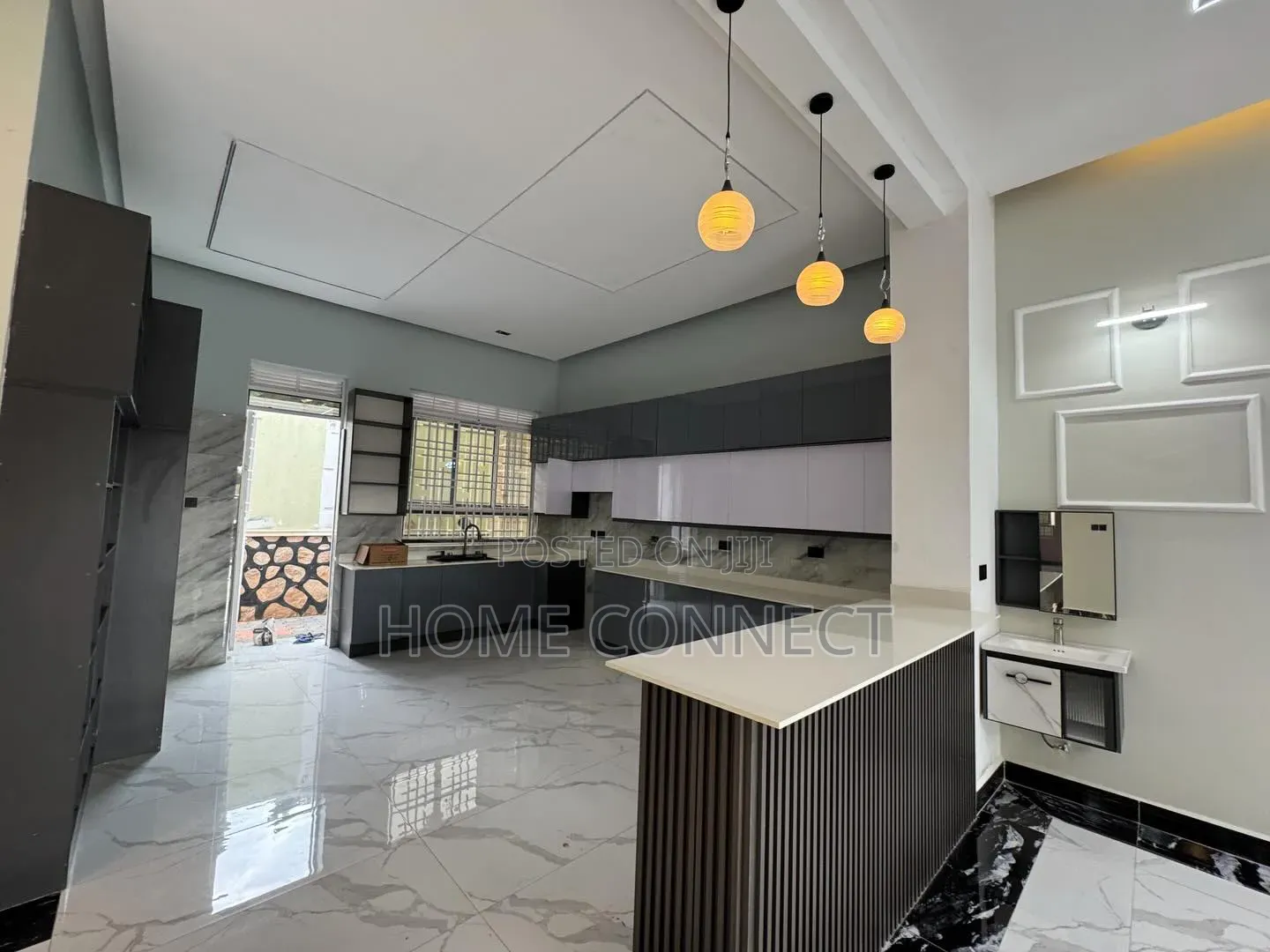 4bdrm Apartment in Kira Mamerito Rd, Central Division for sale