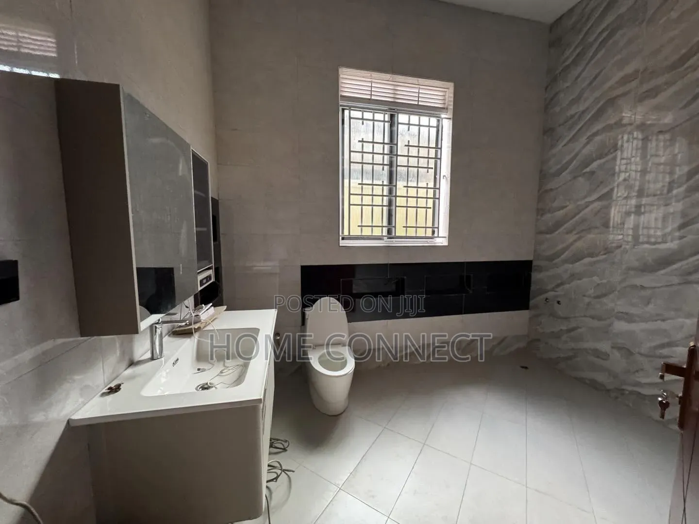 4bdrm Apartment in Kira Mamerito Rd, Central Division for sale