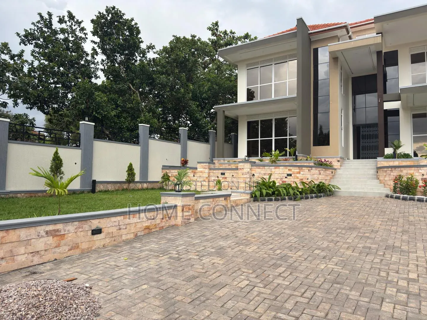 7bdrm Duplex in Lubowa Hill, Central Division for sale