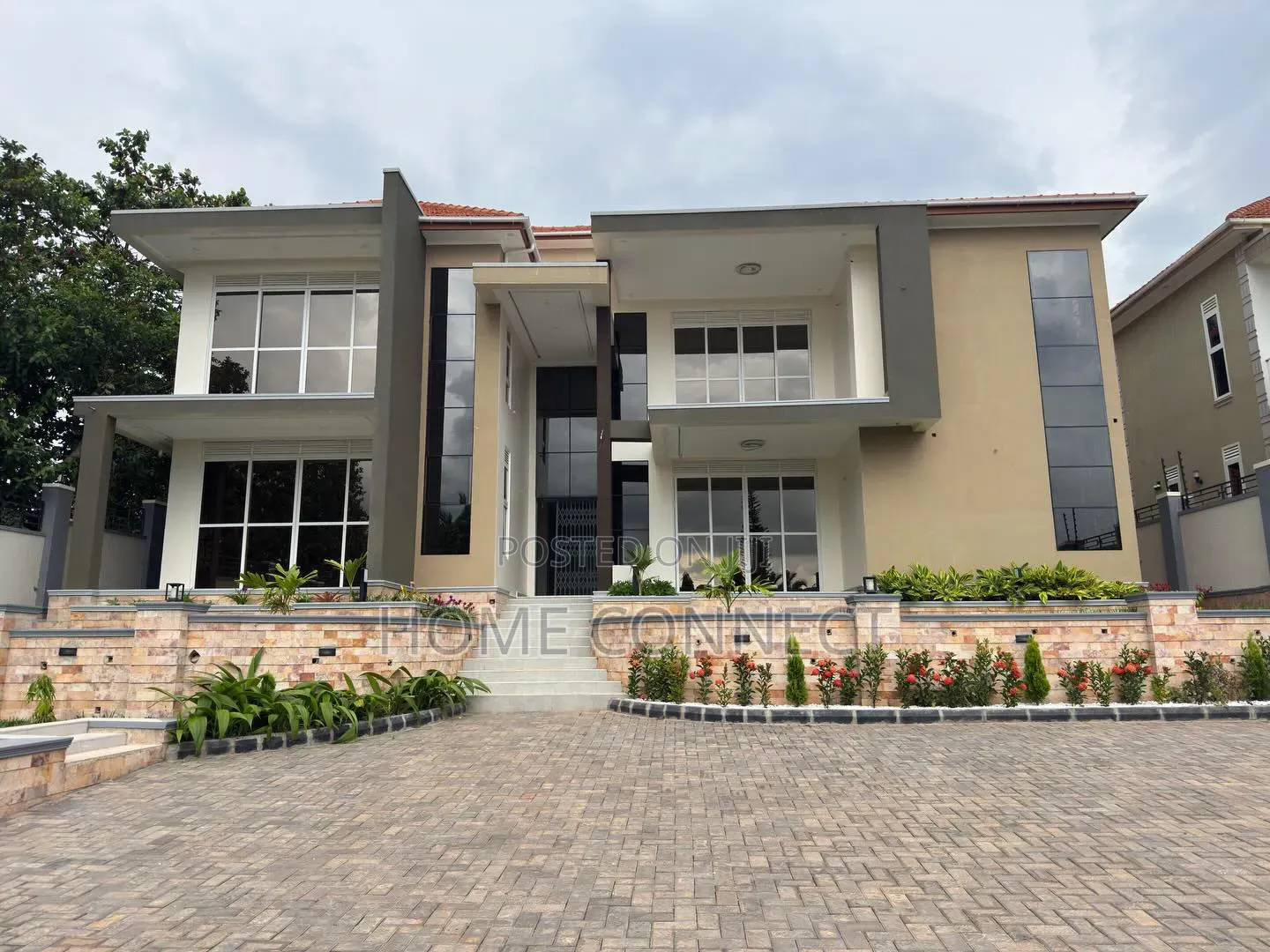 7bdrm Duplex in Lubowa Hill, Central Division for sale