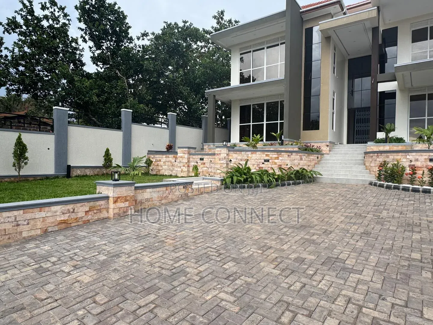 7bdrm Duplex in Lubowa Hill, Central Division for sale