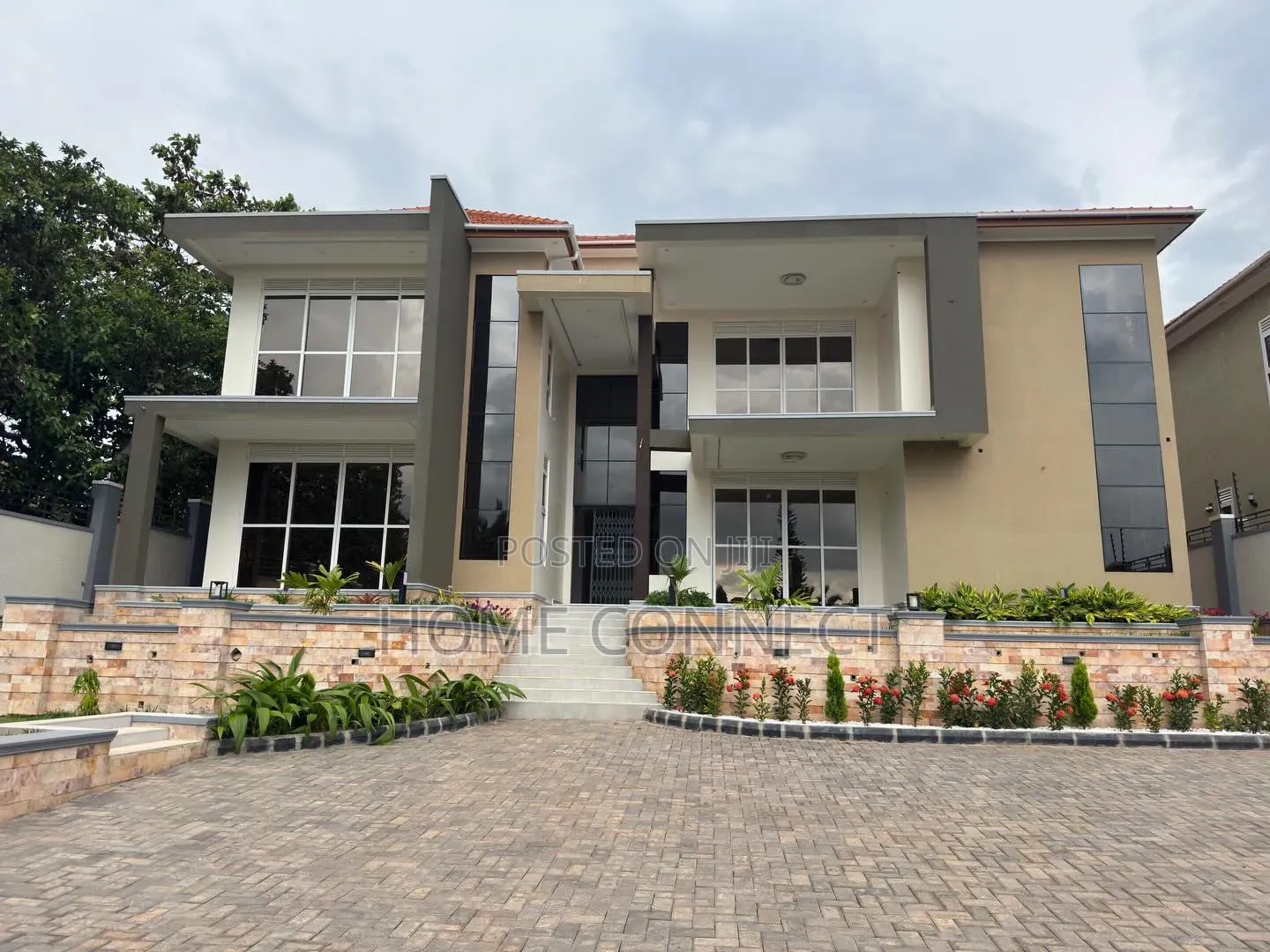 7bdrm Duplex in Lubowa Hill, Central Division for sale