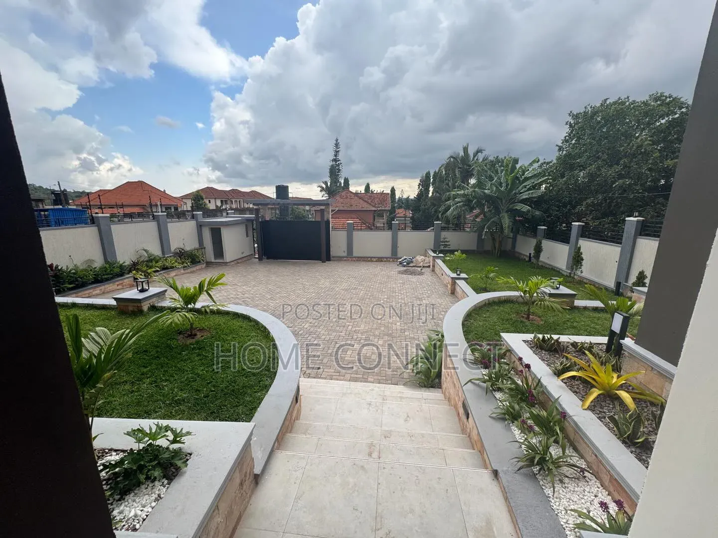 7bdrm Duplex in Lubowa Hill, Central Division for sale