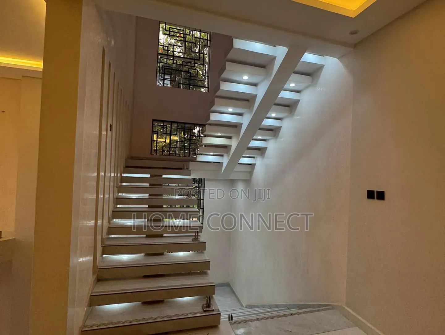 7bdrm Duplex in Lubowa Hill, Central Division for sale