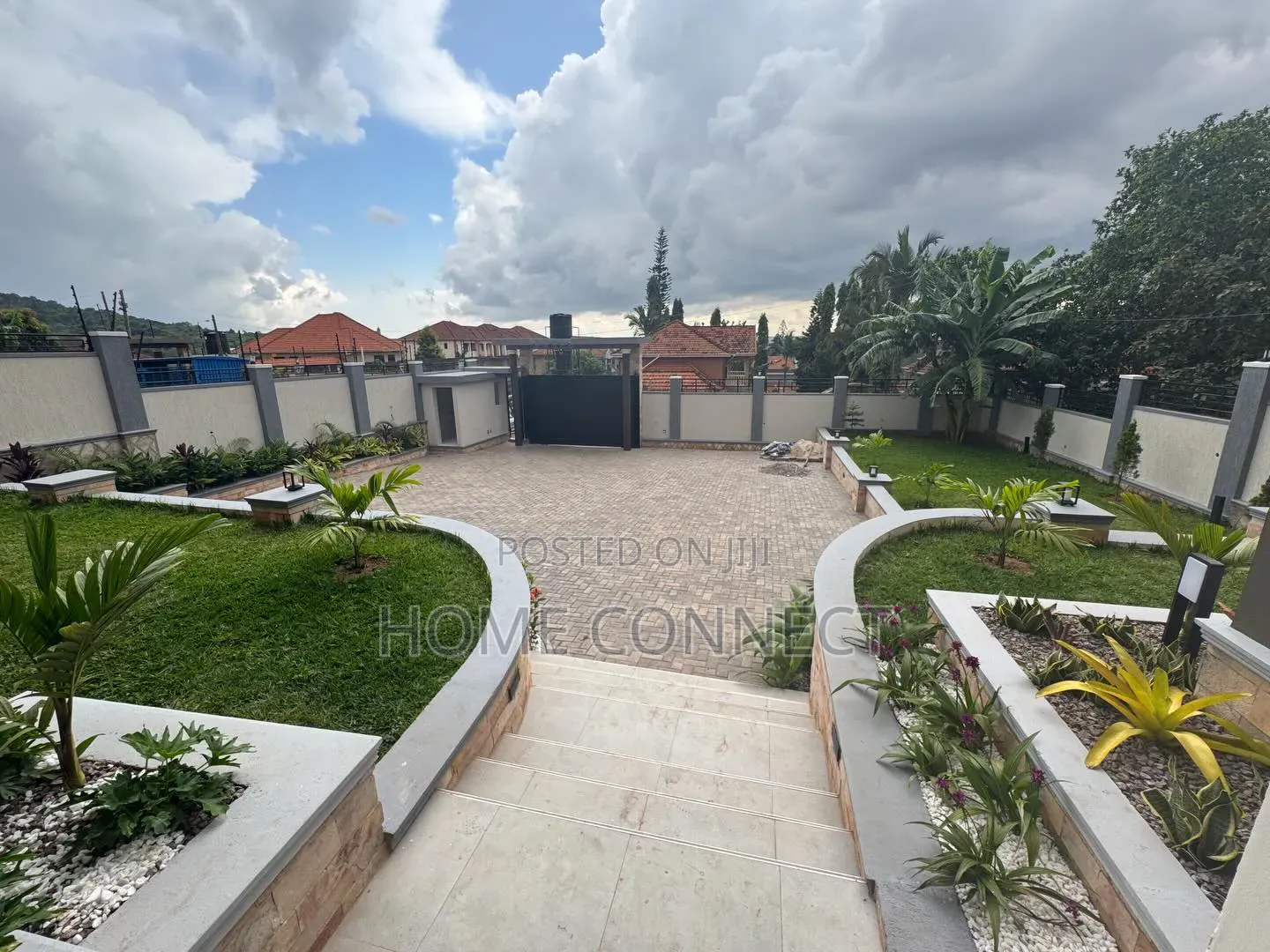 7bdrm Duplex in Lubowa Hill, Central Division for sale