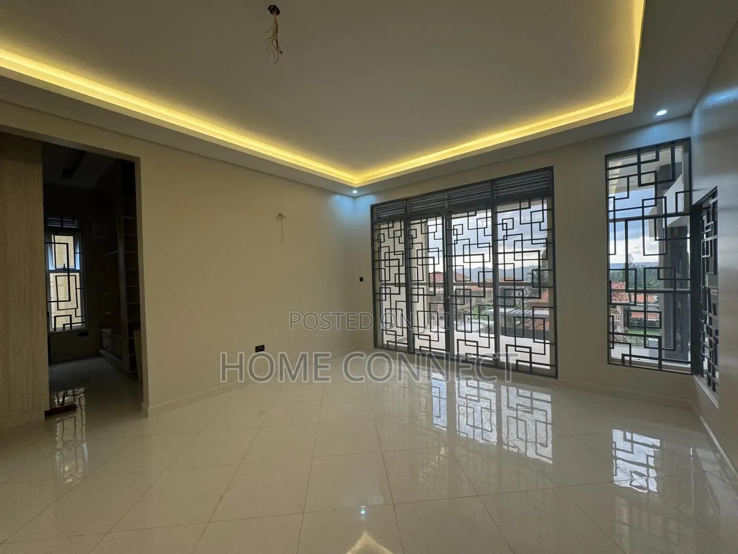 7bdrm Duplex in Lubowa Hill, Central Division for sale
