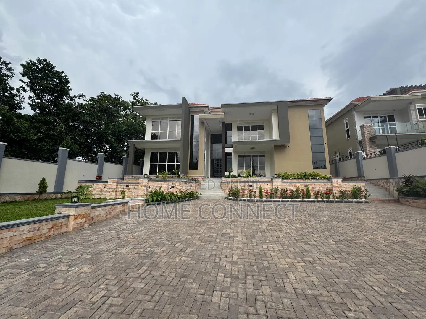 7bdrm Duplex in Lubowa Hill, Central Division for sale