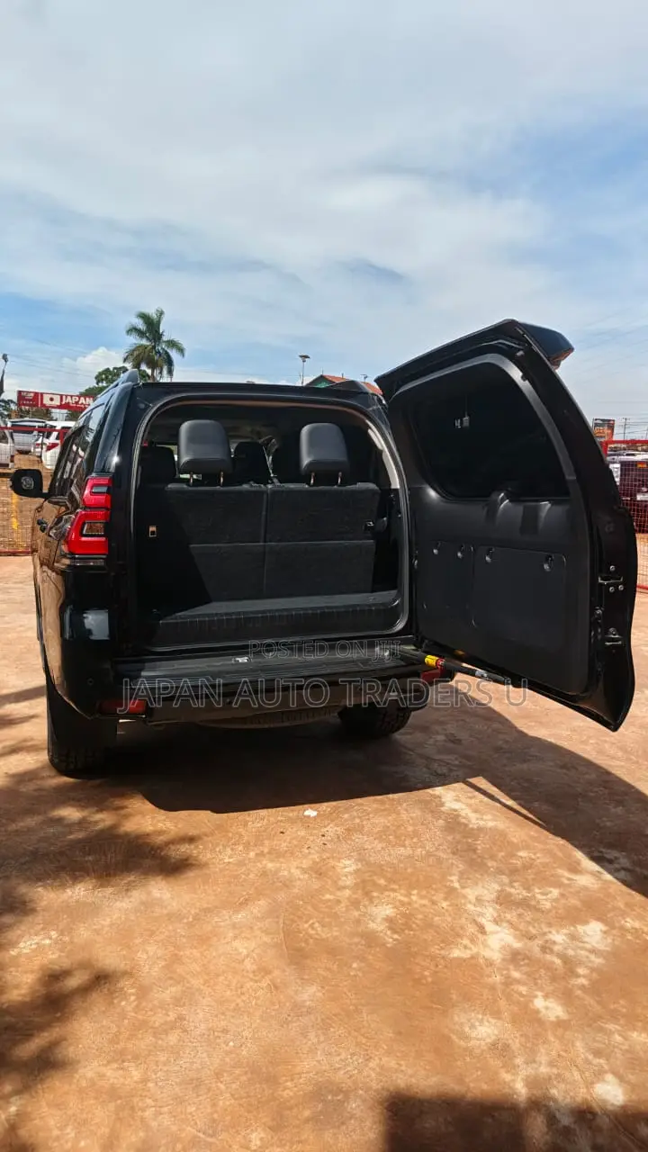 Toyota Land Cruiser Prado 2023 Black