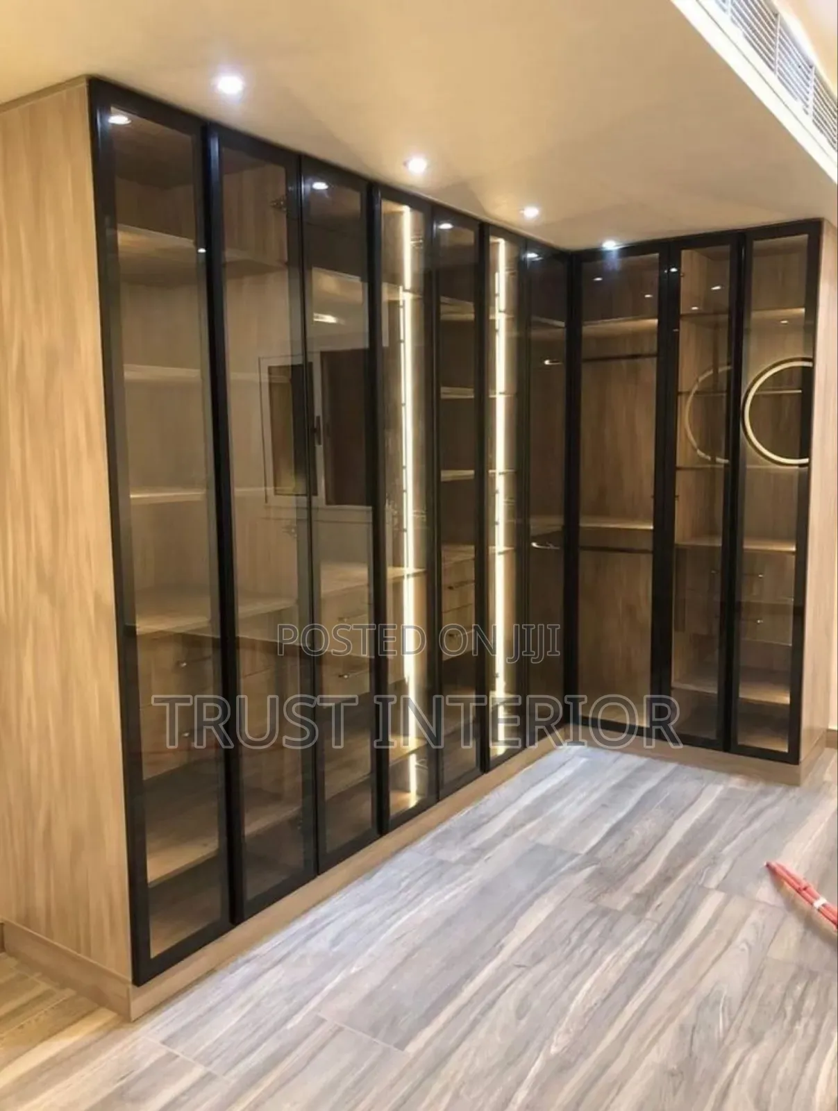Closed Fitted Rwamatta 325