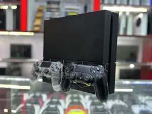 Ps4 With 2 Pads 10 Games