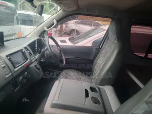 Toyota HiAce 2010 Silver
