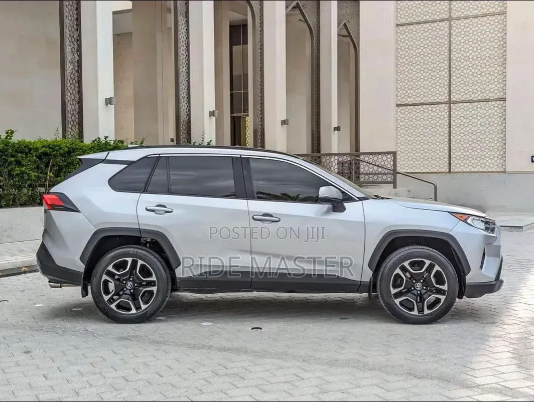 Toyota RAV4 XLE AWD 2020 Silver