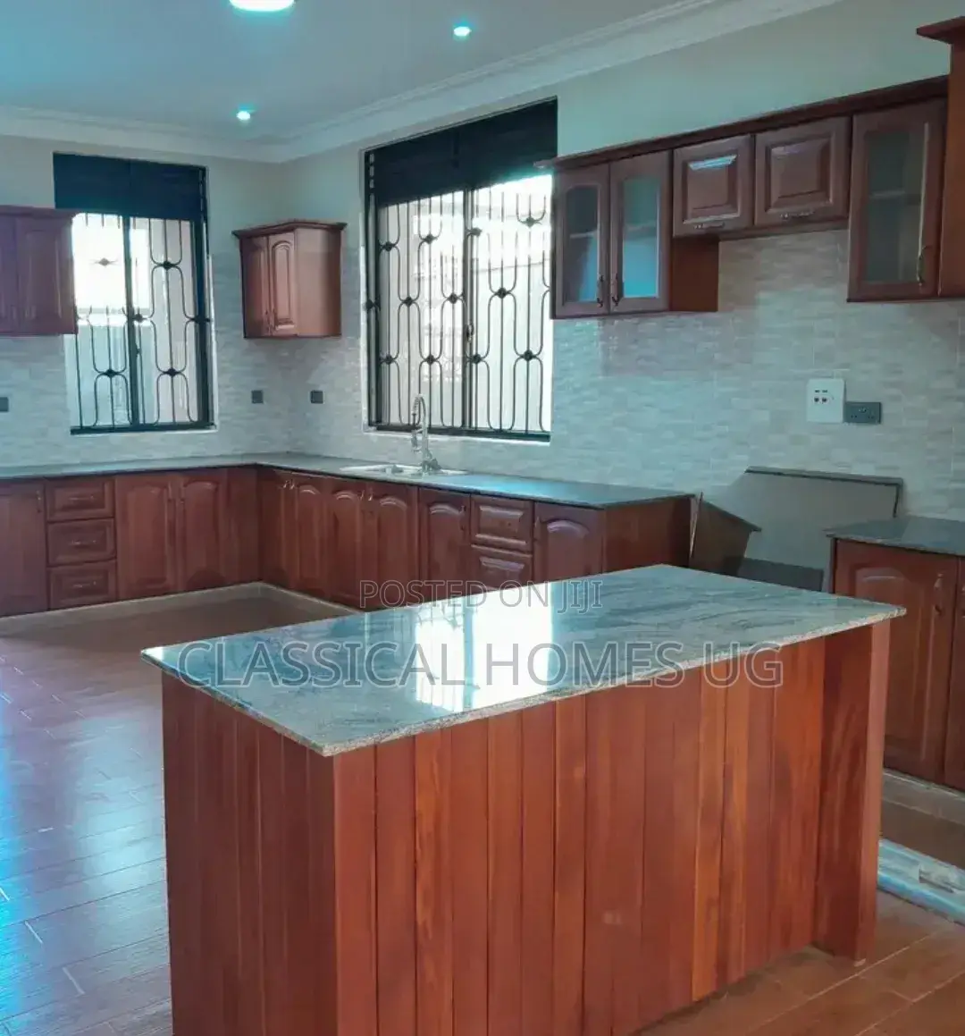 5bdrm Duplex in Kigo, Central Division for rent