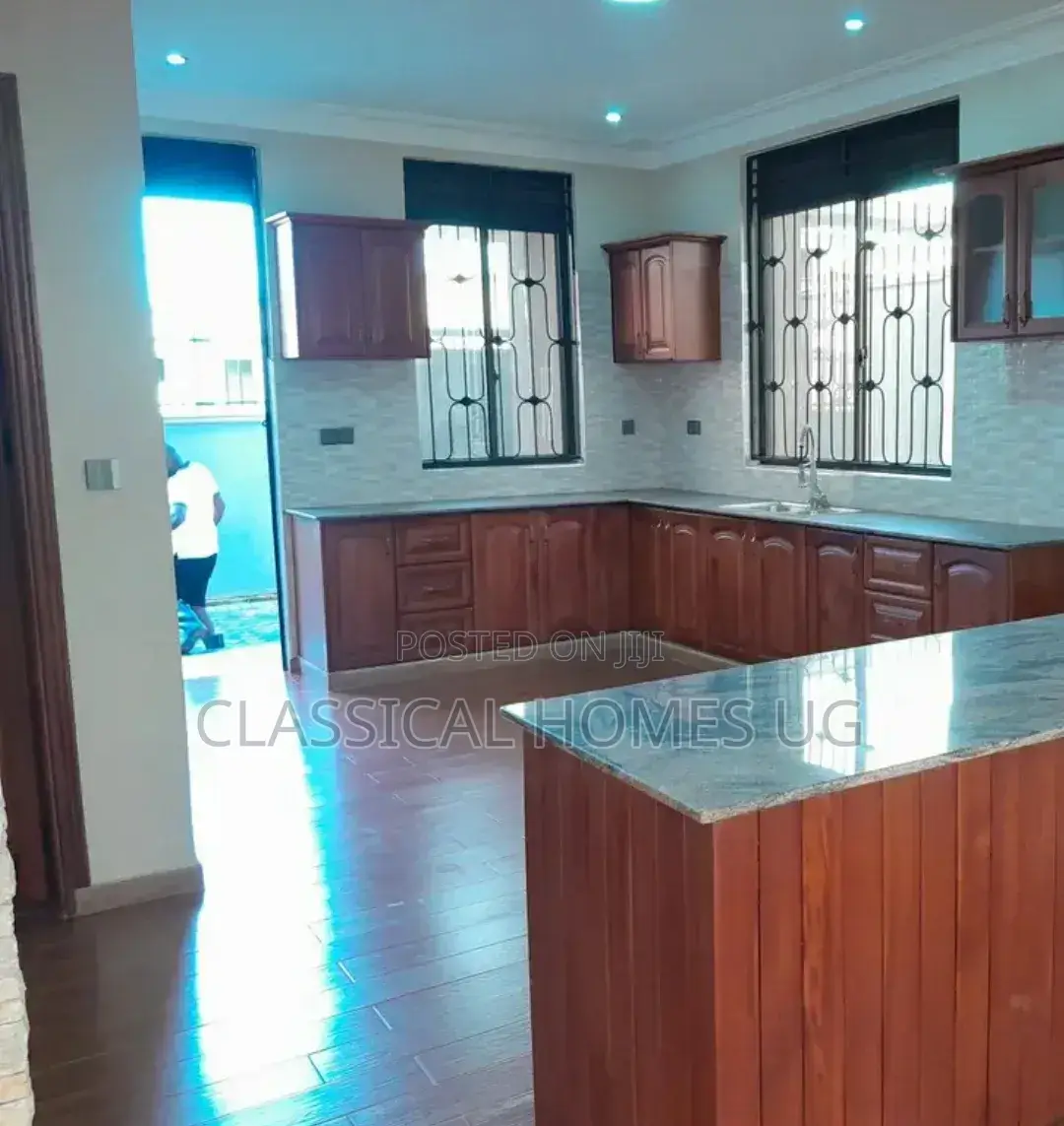 5bdrm Duplex in Kigo, Central Division for rent