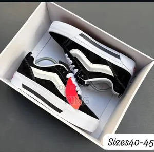 Knu Skool Sneakers Vans Black and White.