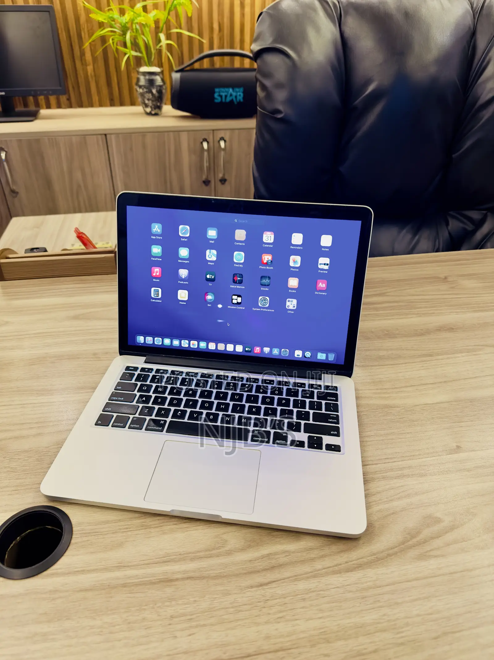 New Laptop Apple MacBook Pro 2015 8GB Intel Core i7 SSD 256GB