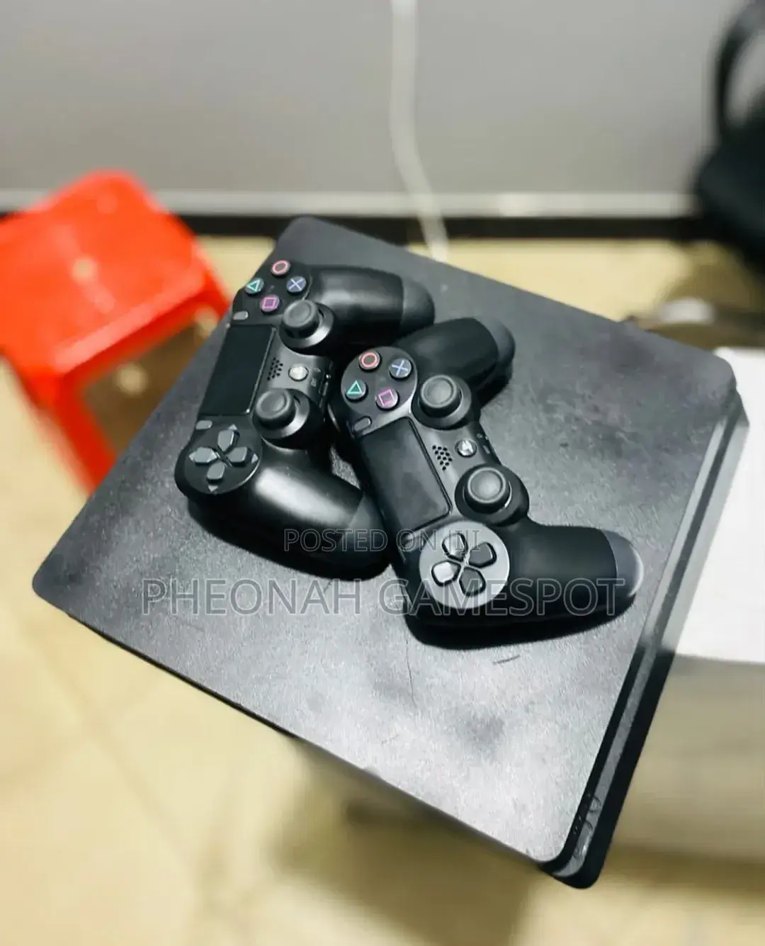 Ps4 Slim: 12 Games, Two Pads! Now You Can Beat Your Talkative Cousin