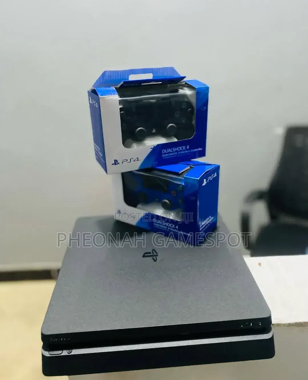 Ps4 Slim: Good Condition! 15 Games and 2 Pads for the Smart Baller