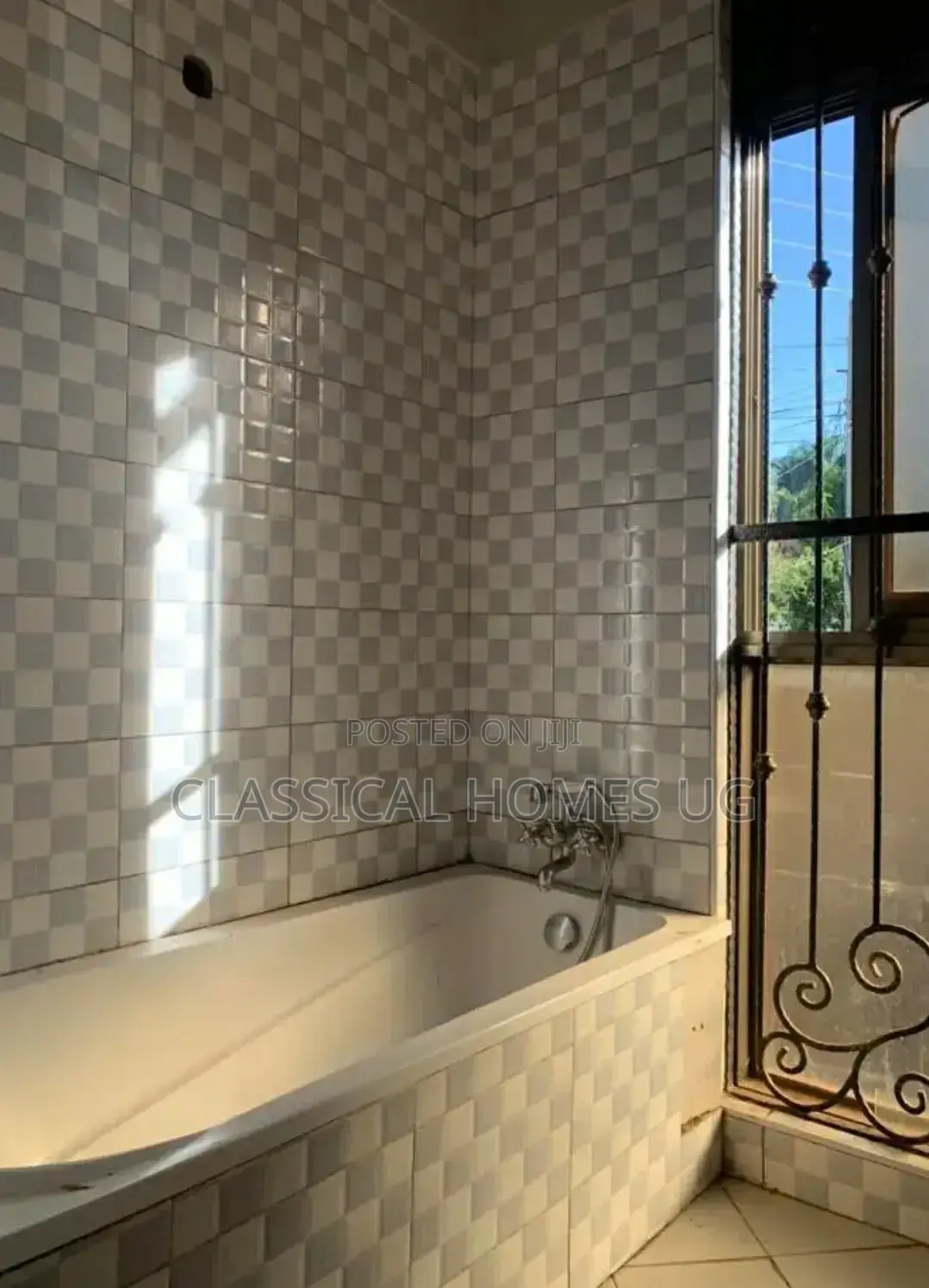 4bdrm Duplex in Mbuya Villa, Central Division for rent