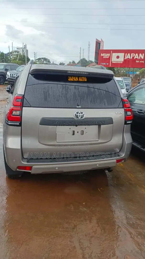 Toyota Land Cruiser Prado 4.0 2023 Gray