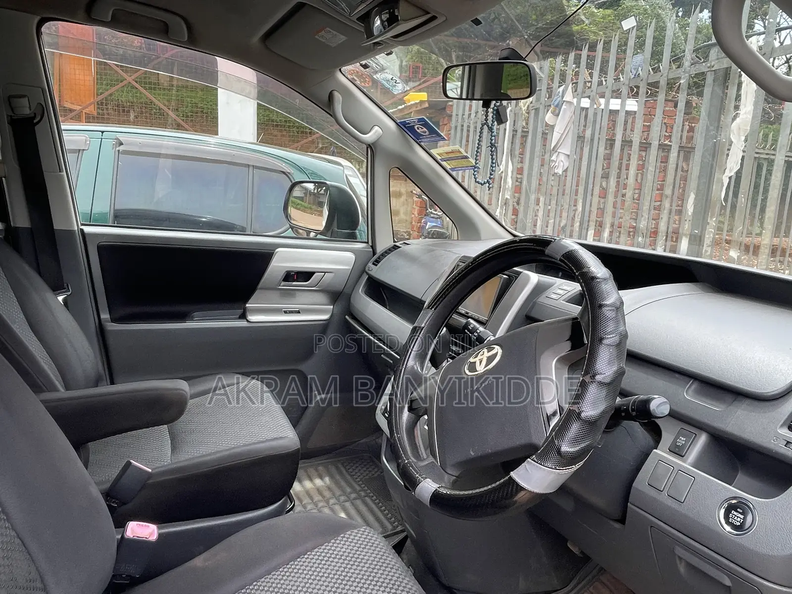 Toyota Noah 2011 Pearl