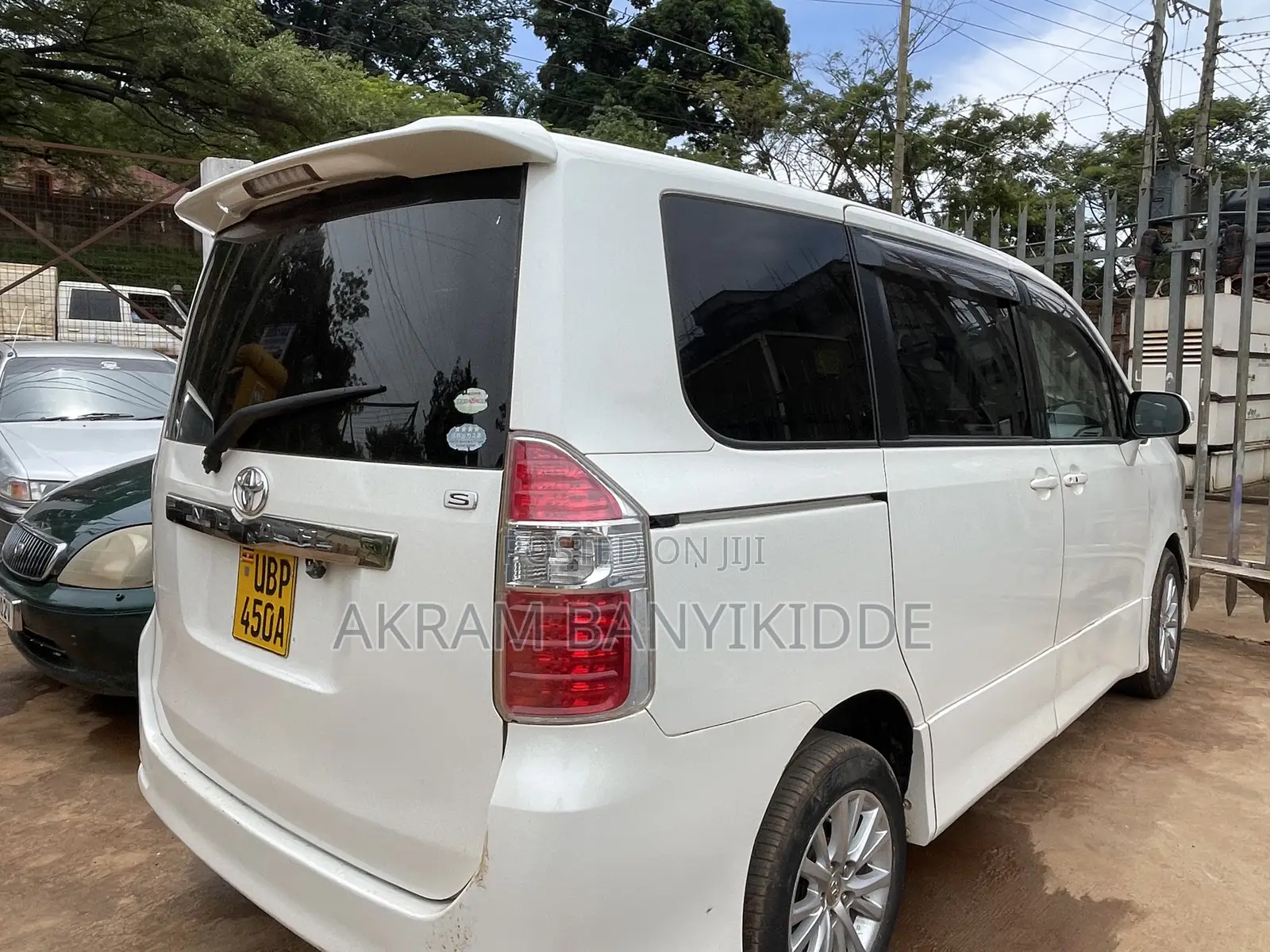Toyota Noah 2011 Pearl