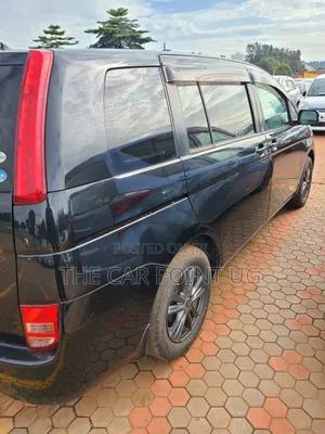 Toyota ISIS 2011 Black